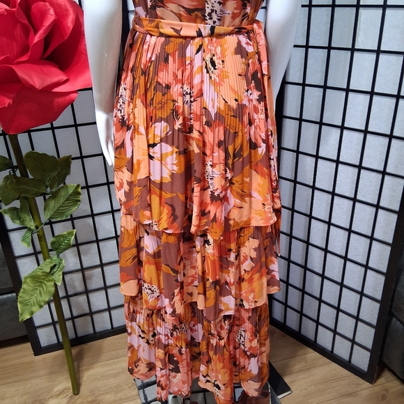 WHITE HOUSE BLACK MARKET. Pretty Long, Layered floral design - Picture 10 of 16